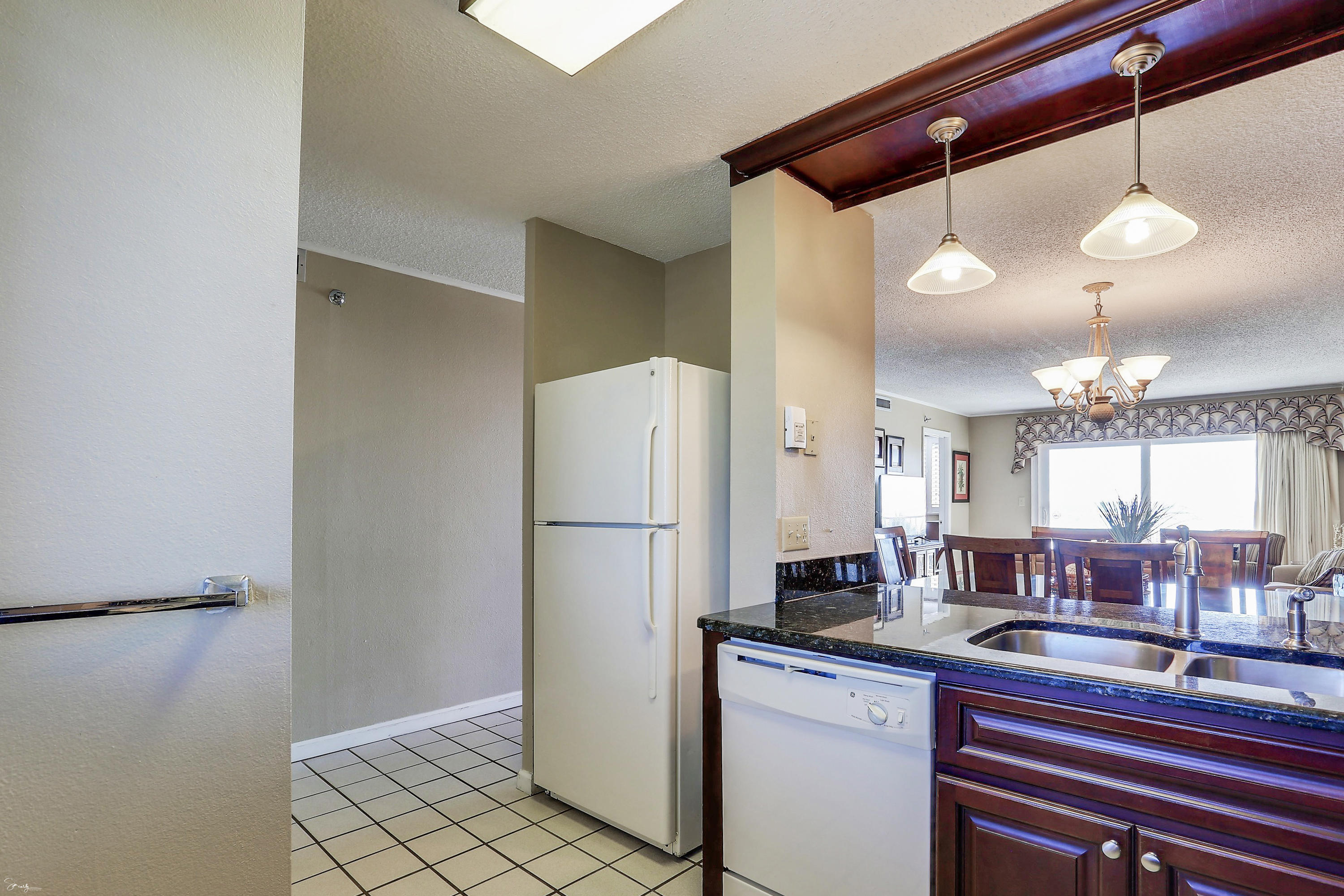 ISLANDER CONDO - Residential