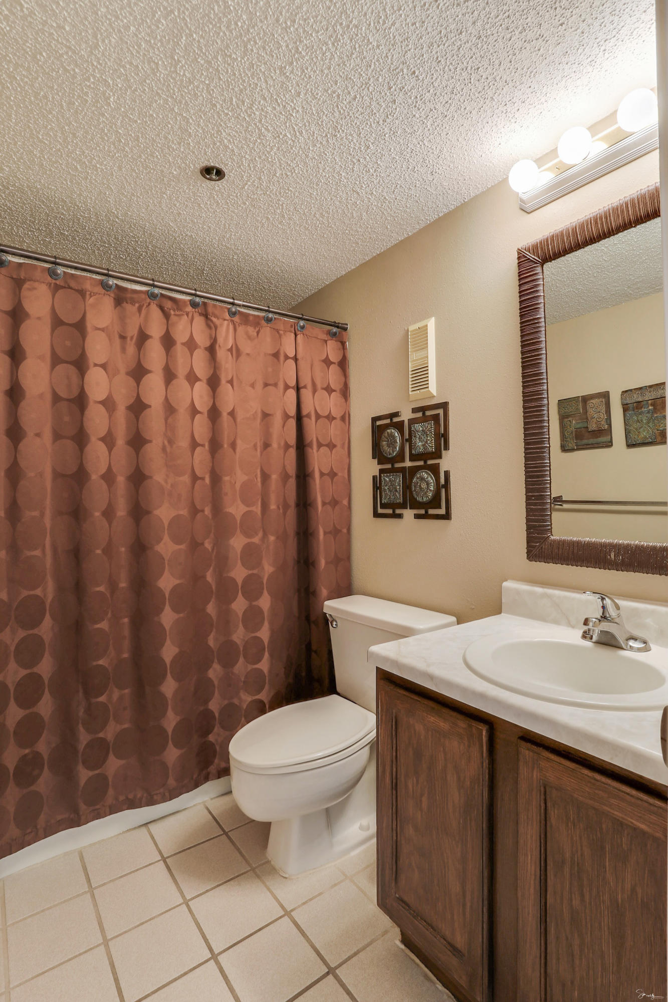 ISLANDER CONDO - Residential