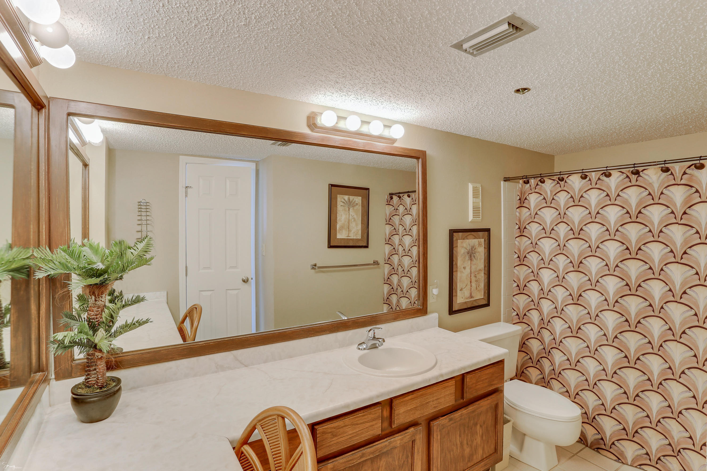 ISLANDER CONDO - Residential