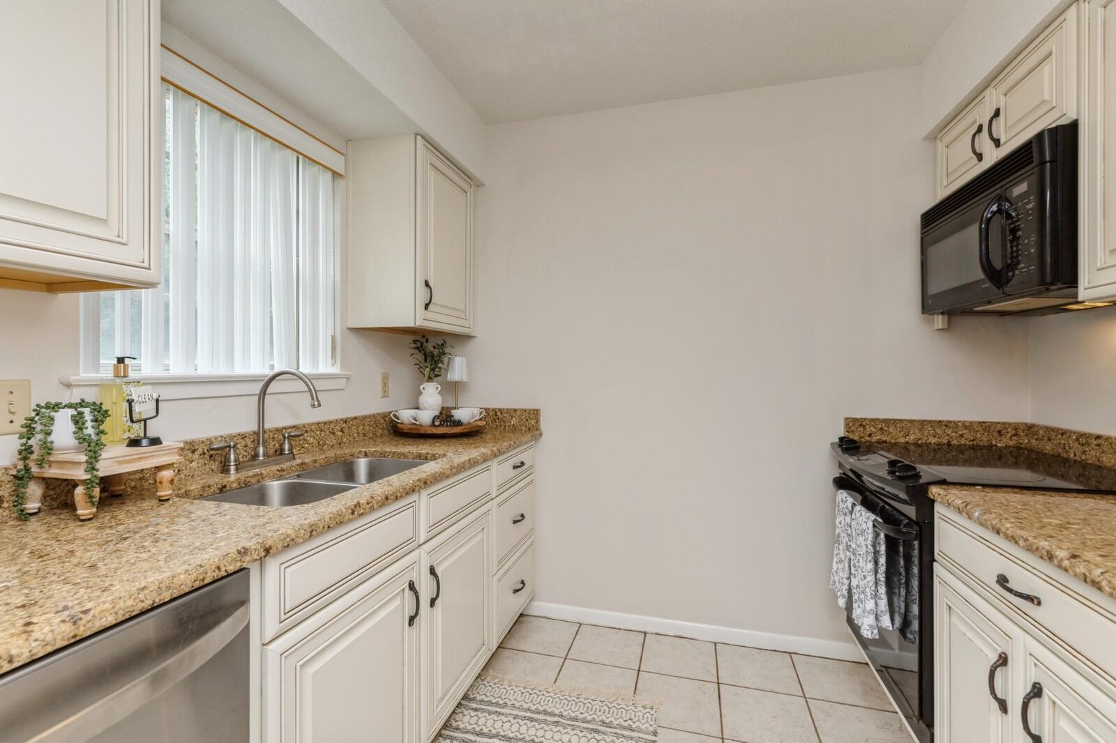 COUNTRY CLUB CONDO - Residential