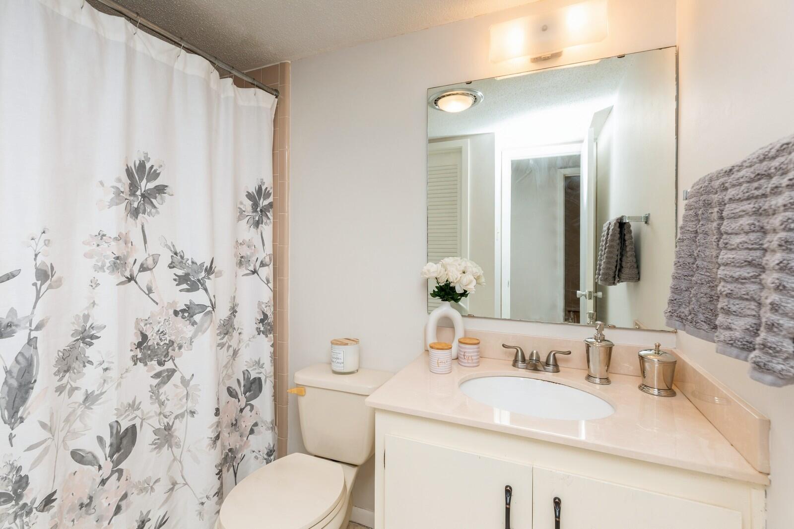 COUNTRY CLUB CONDO - Residential