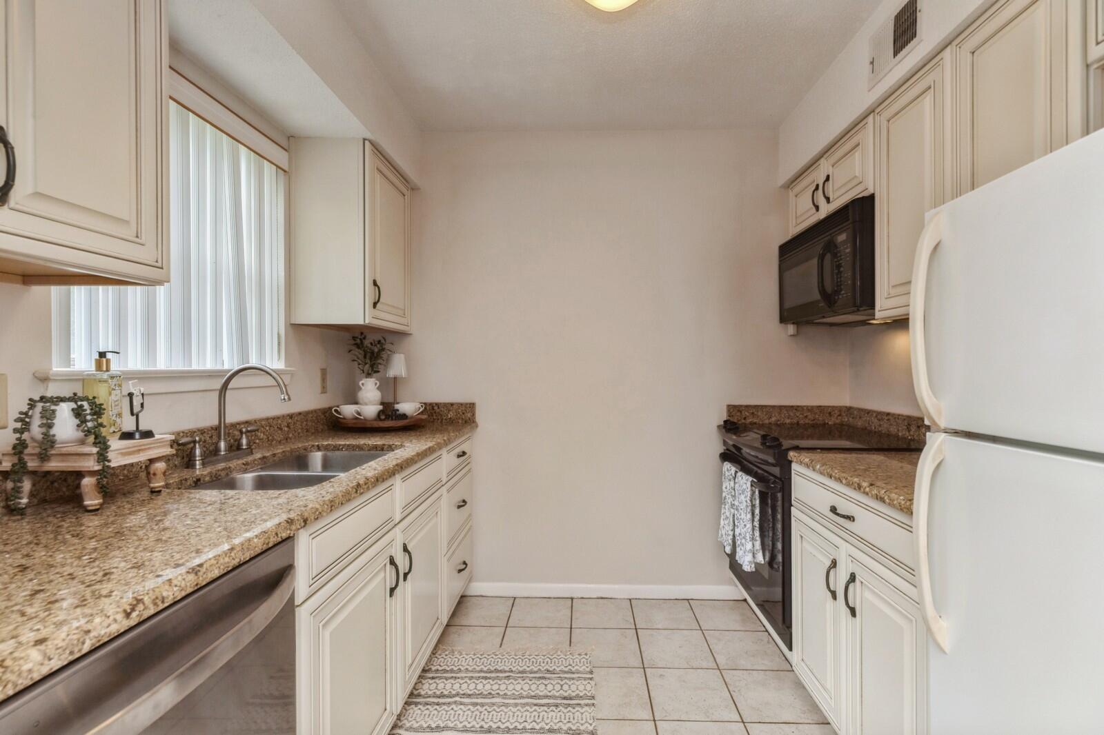 COUNTRY CLUB CONDO - Residential