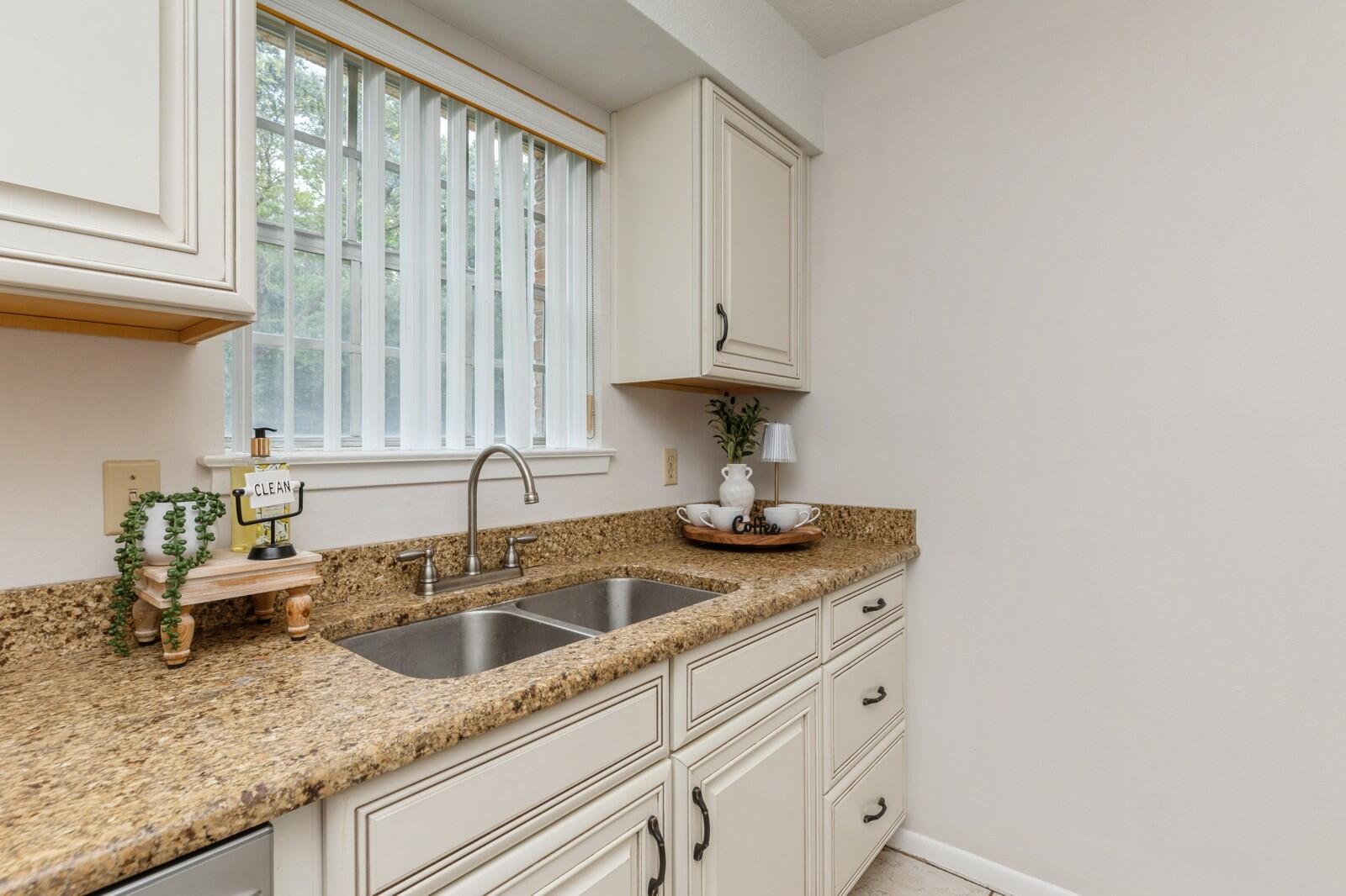 COUNTRY CLUB CONDO - Residential
