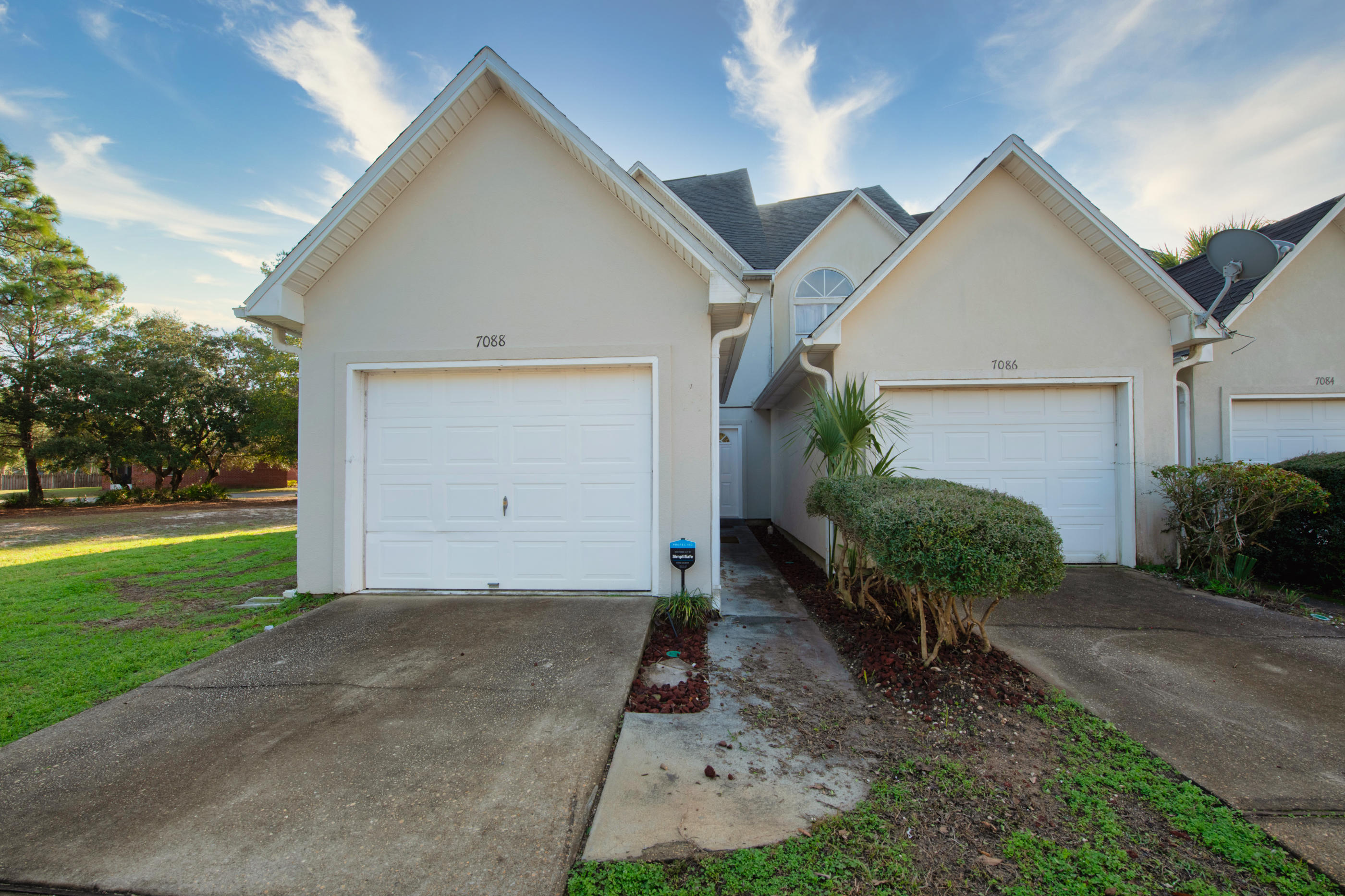 HIDDEN BAY VILLAGE - Residential