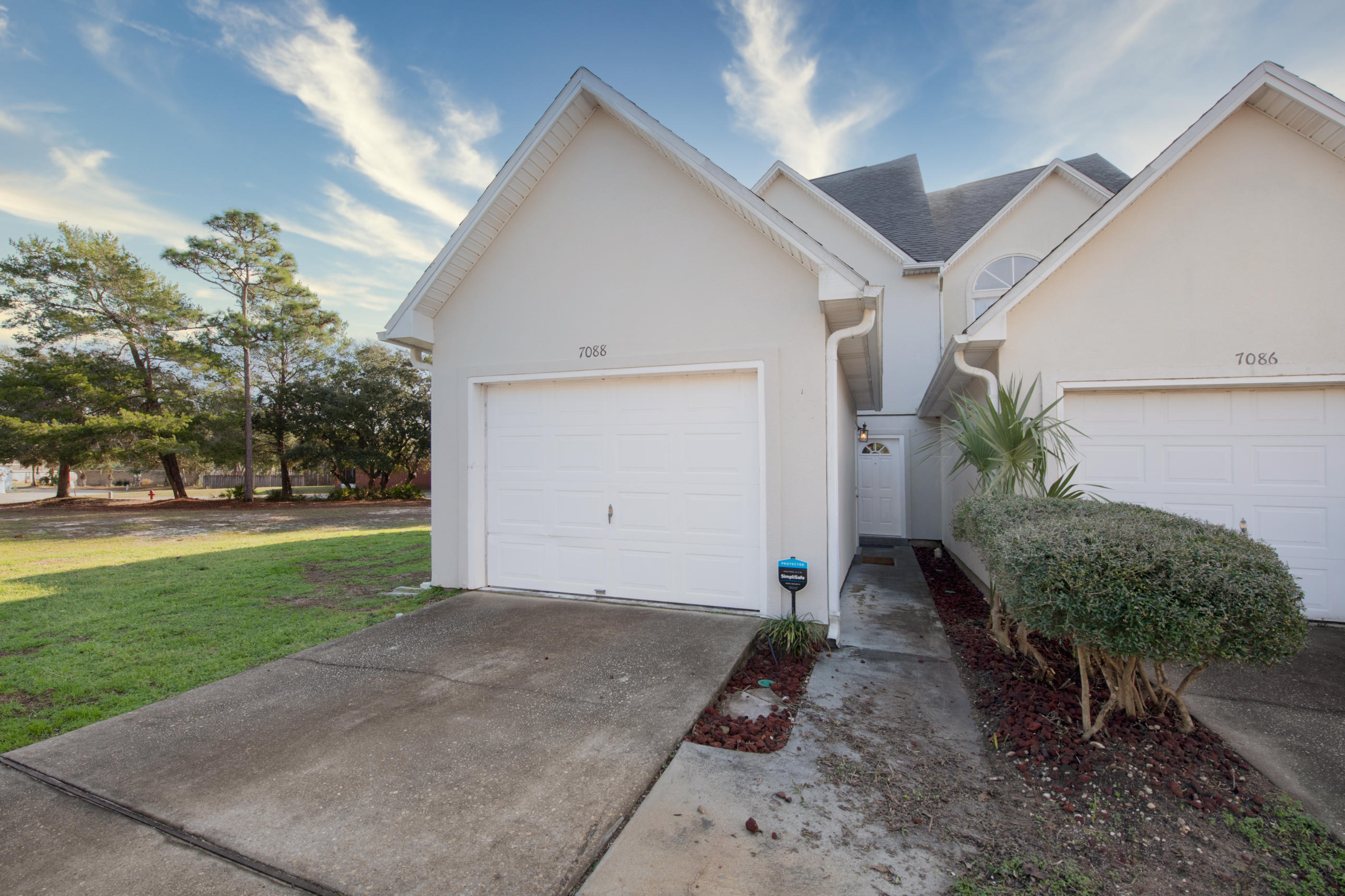 HIDDEN BAY VILLAGE - Residential