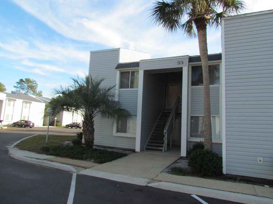 Nice 1- bedroom condo light and bright on second floor, situated in a lovely setting by the Shalimar Yacht Club.
This unit has tall ceilings fresh paint and carpets, unit over looks the pool and clubhouse.$750 per month available October 10,2016, sorry no pets or smoking!