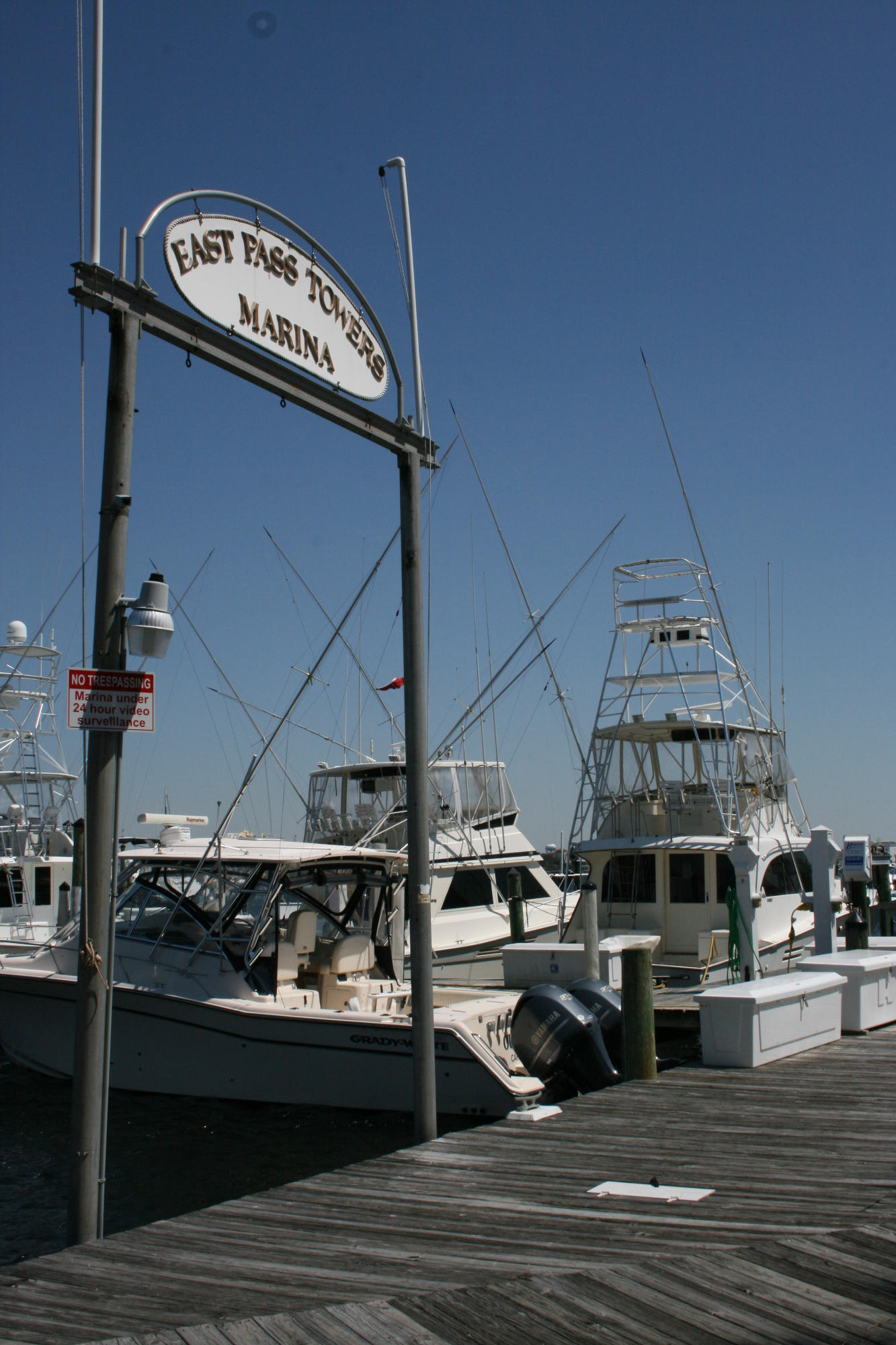 East Pass Marina is the perfect place to dock your boat with deep water. Just minutes to the East Pass and out to the Gulf of Mexico. This is a gated marina for security and privacy with 50 amp electric service, cable, phone and water. Fish cleaning station for your daily catch.