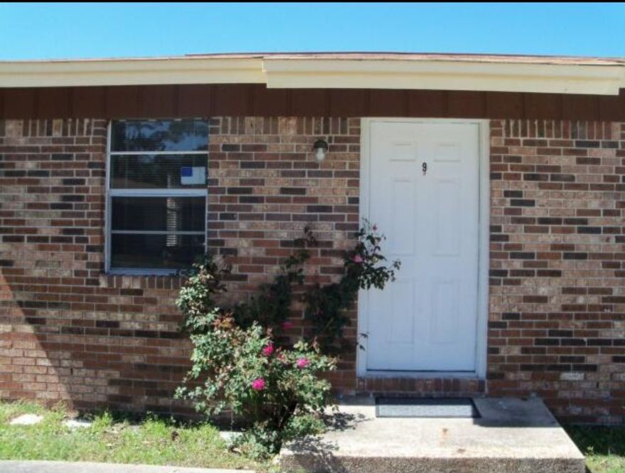 Cute duplex in Shalimar! Washer/Dryer hookups and minutes away from Eglin AFB. Smoking and Pets are not allowed.

~All ERA American Real Estate residents are enrolled in the Resident Benefits Package (RBP) for $35/month which includes HVAC air filter delivery (for applicable properties), credit building to help boost your credit score with timely rent payments, $1M Identity Protection, utility concierge service making utility connection a breeze during your move-in, our best-in-class resident rewards program, and much more! More details upon application.~