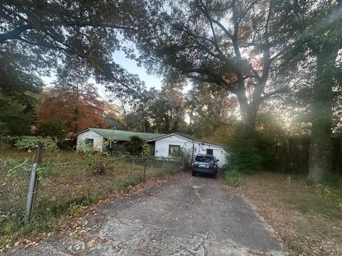 Photo of 300 Bay Avenue, DeFuniak Springs, FL 32435 (MLS # 990004)