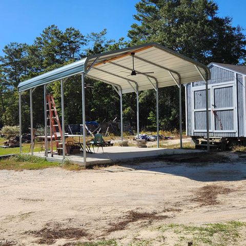 A home in DeFuniak Springs