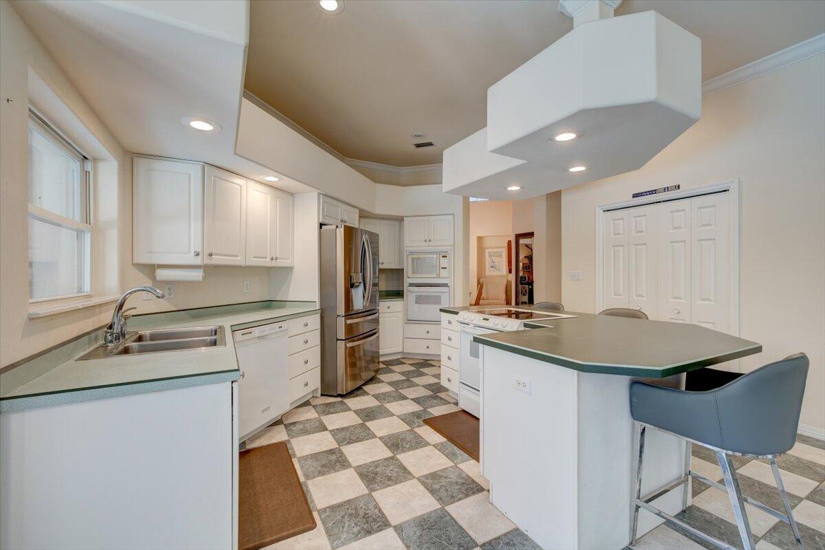 BAYTOWNE AVE EAST - Residential