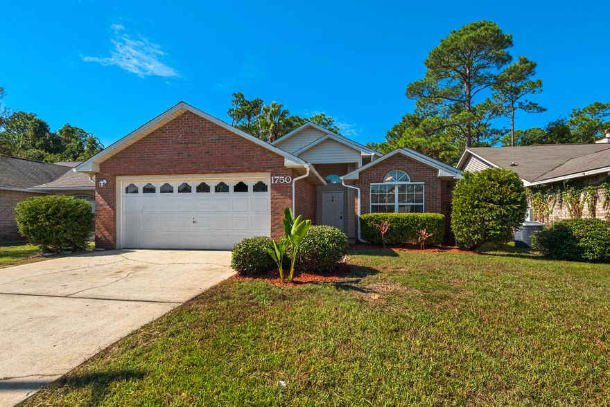 Beautiful Home in Navarre. Great neighborhood, quiet and friendly. Home has freshly painted walls, new vinyl flooring, a new stove, kitchen and cabinets are freshly painted, new light fixtures in Master bedroom and hallway. Home is only a few minutes from Navarre Beach and Navarre Park.Two minutes from the New Neighborhood Walmart. Move in ready. Contact agent for showings.