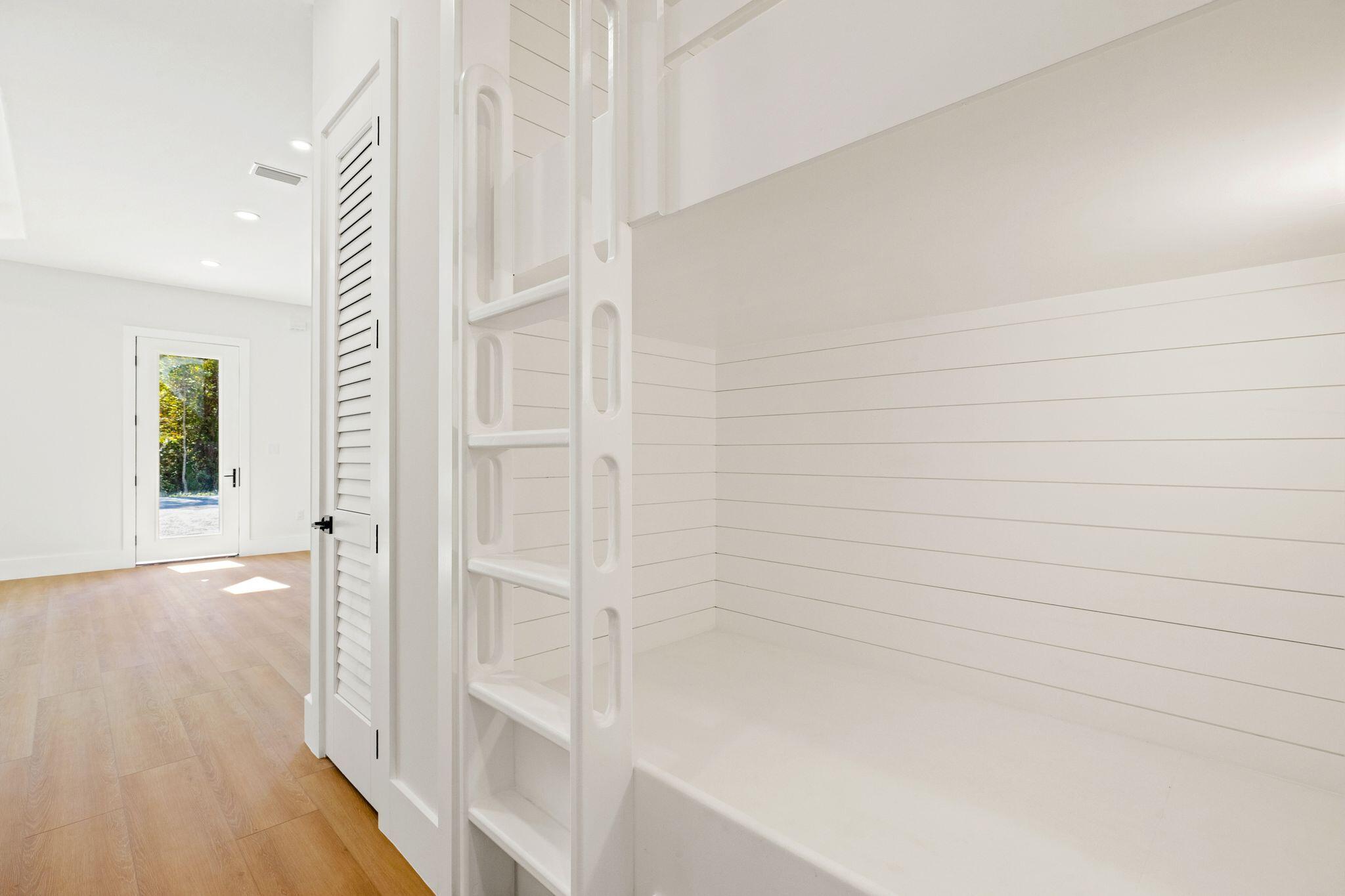 MAGNOLIA BEACH - Residential