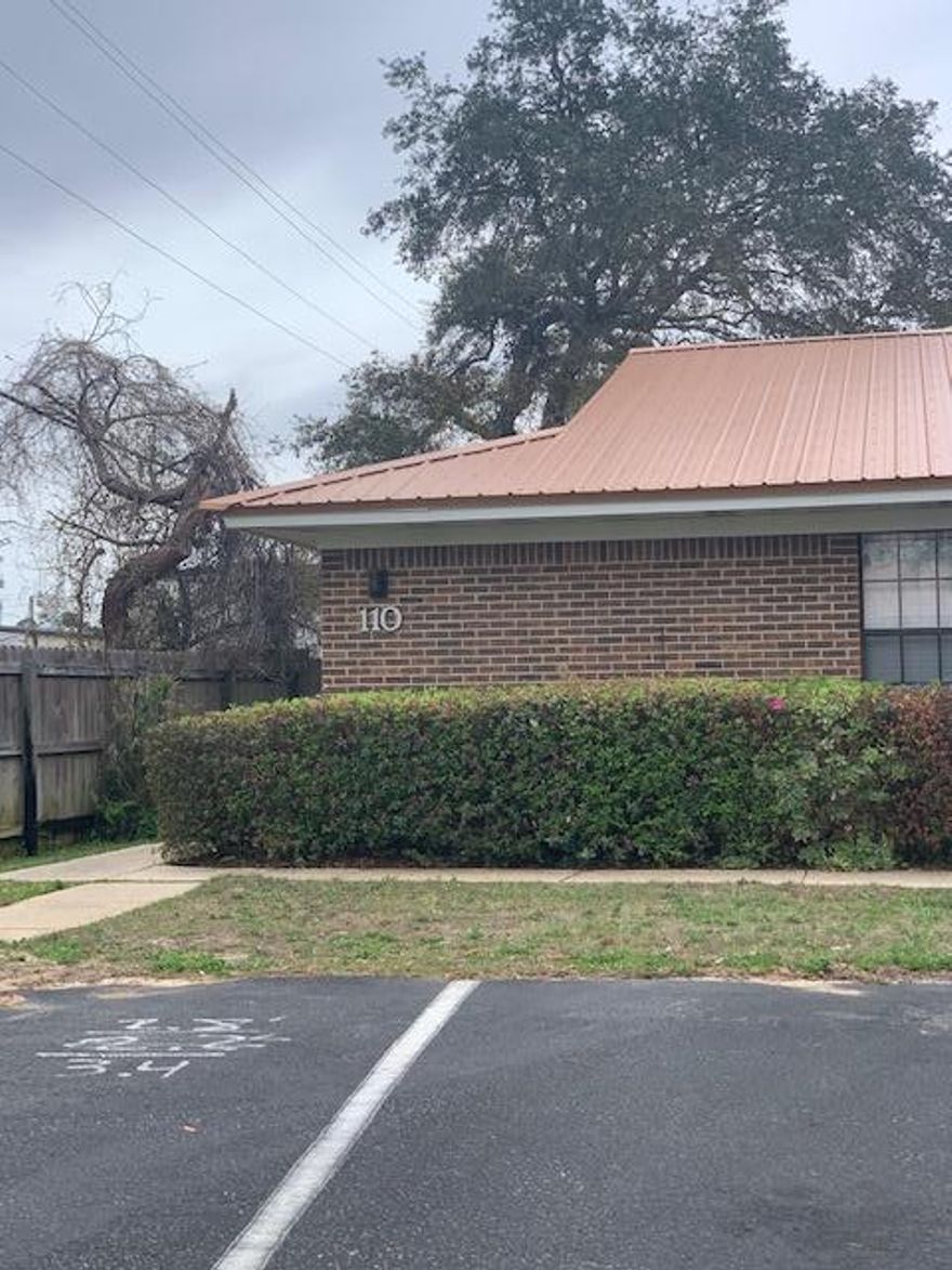 AWESOME END UNIT TOWNHOME. LIVING ROOM DINING ROOM COMBO WITH BREAKFAST BAR. WASHER DRYER CONNECTION. FENCED IN YARD. SORRY, NO PETS AND NO SMOKING. .