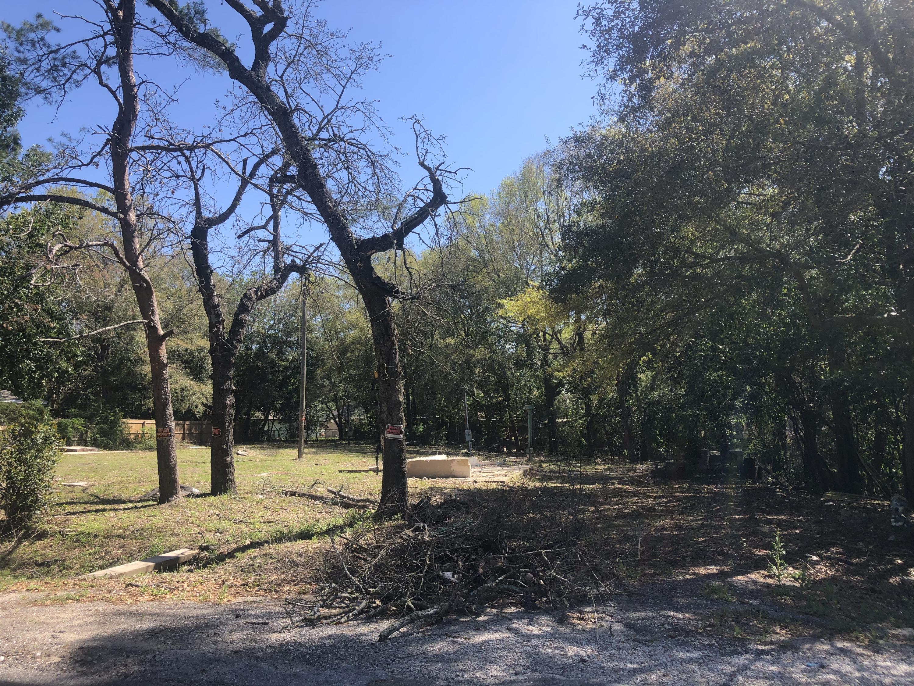1/4 Acre lot centrally located in Niceville. The lotis centrally located close to everything. There aren't many vacant lots available in Niceville, and certainly not at this price!!Lot next door is for sale.Lot is zoned R 2 medium density