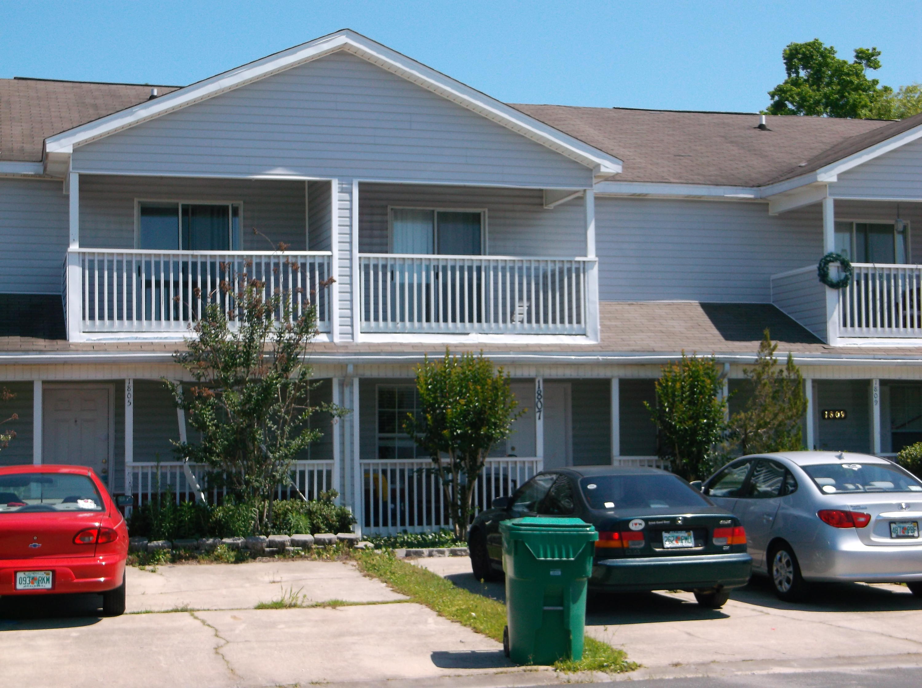 Short Sale. Unit is tenant occupied and 24-48 hour notice needed to show. Property would make a good rental property or first home.