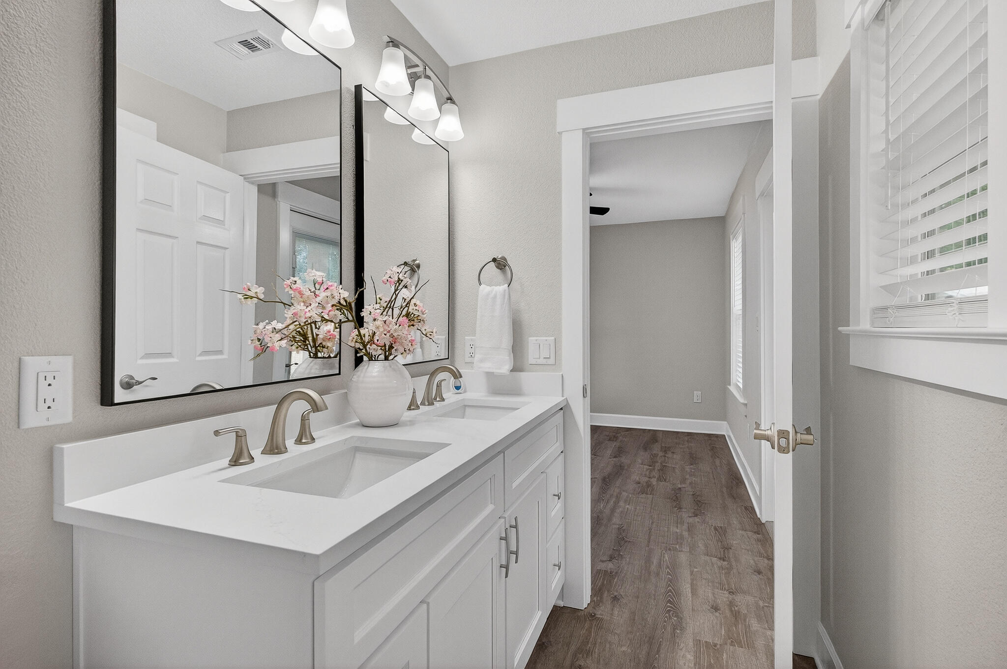 MARY ESTHER - Residential