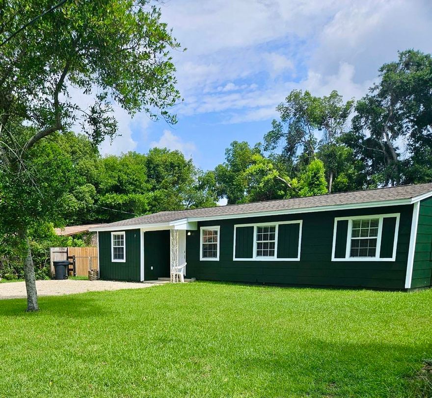 AFFORDABLE HOMES THAT QUALIFY FOR VA FINANCING DO EXIST... AND THIS ONE OFFERS THE BUYER UNTAPPED EQUITY!!! #KeepReadingWelcome to 7 NW Highland Drive! This 3 BR/1 BATH home is just steps away from the best this city has to offer and minutes away from the base! Inside you'll find open-concept living/dining, neutral paint, and ceramic tile throughout the entire space! #NoCarpetThe kitchen features oak cabinetry.. to include pantry cabinet.. with room for island expansion! Savvy investors will upgrade countertops and cash in to untapped equity/potential! Check out the formal dining room, that could easily transition into office space, bonus room, or bedroom #4! The bedrooms boast ceramic tile, neutral paint, ceiling fan and windows that flood each room with light!(continued) The bathroom is retro-inspired with deluxe-sized makeup area, built-in storage and everyone's favorite-- pocket door!

Outside you'll find a fully-fenced backyard with double gates, newer privacy fencing, and well-lit greenspace perfect for garden enthusiasts or the family grill master!

Seller is ready to negotiate! Bring your buyer and let's make a deal!
