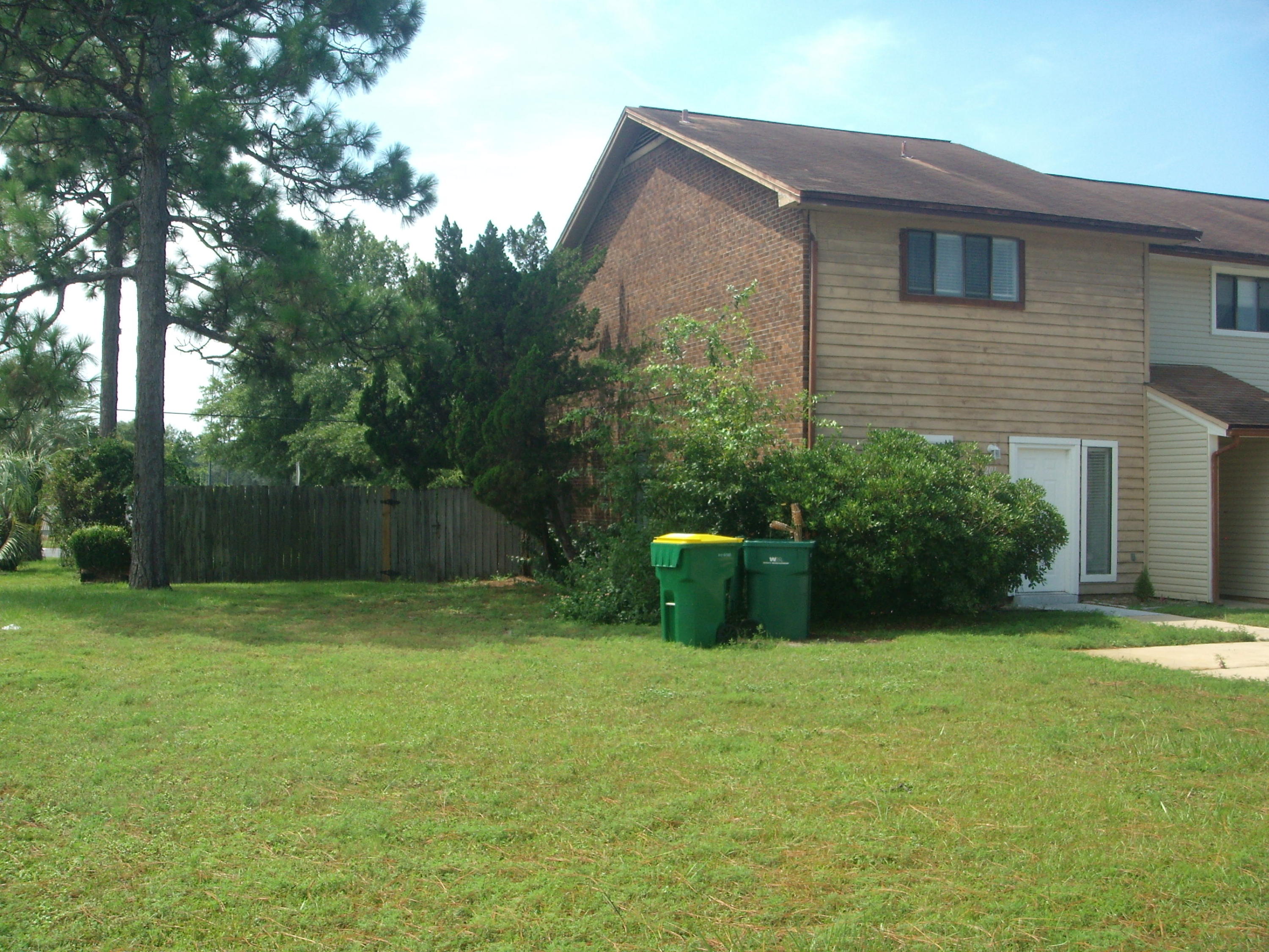 LOVELY END UNIT WITH PRIVACY FENCED BACKYARD. EASY CARE FLOORING - TILED ENTRY,KITCHEN & UTILITY AREA WITH PERGO FLOORSIN LIVING AREA AND BEDROOMS. CARPETED STAIRS AND UPSTAIRS HALL. FULLY EQUIPPED KITCHEN WITH LARGE PANTRY. HALFBATH DOWNSTAIRS. LARGE MASTER BEDROOM WITH WALK-IN CLOSET AND SEPARATE VANITYAREA. COMPLEX HAS AN INGROUND POOL. SECURITY DEPOSIT INCLUDES NONREFUNDABLE FLOOR CLEANING FEE AND PEST CONTROL FEE. SMALL DOG MAY BE APPROVED WITH PYMT OF ADDITIONAL PET FEE. CREDIT CHECK FEE IS $25 PER ADULTLIVING IN THE UNIT.