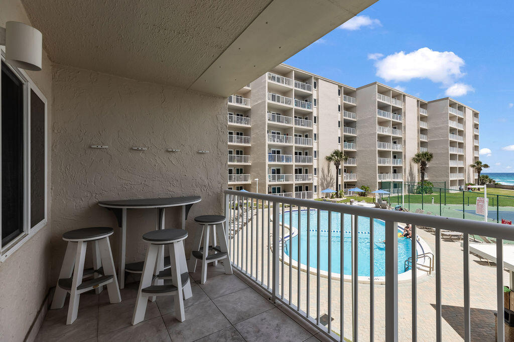 HOLIDAY SURF & RACQUET CLUB - Residential