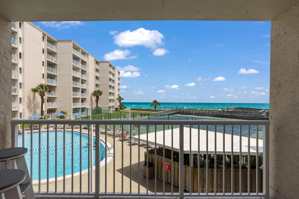 HOLIDAY SURF & RACQUET CLUB - Residential