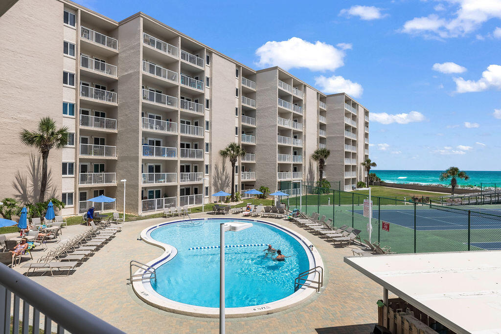 HOLIDAY SURF & RACQUET CLUB - Residential