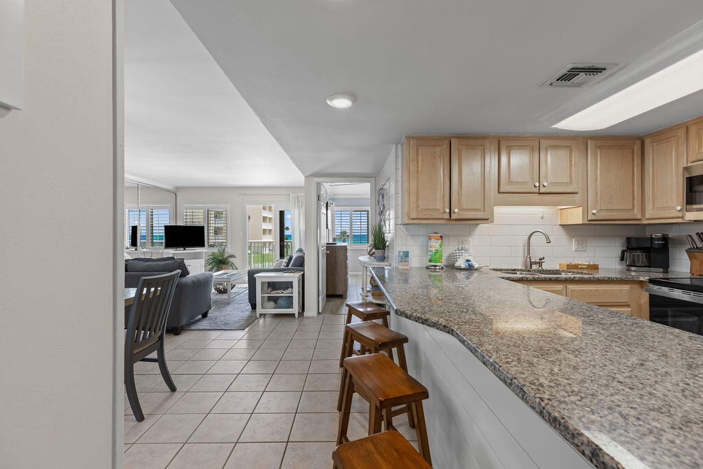 HOLIDAY SURF & RACQUET CLUB - Residential