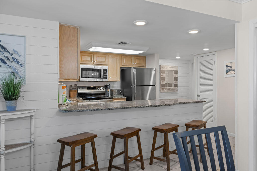 HOLIDAY SURF & RACQUET CLUB - Residential