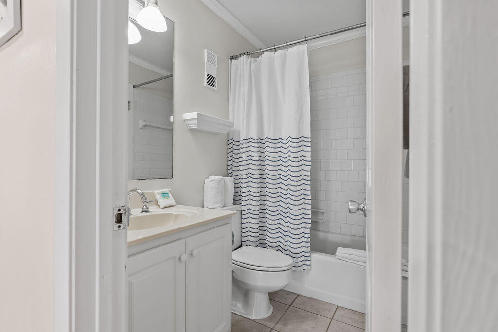 HOLIDAY SURF & RACQUET CLUB - Residential