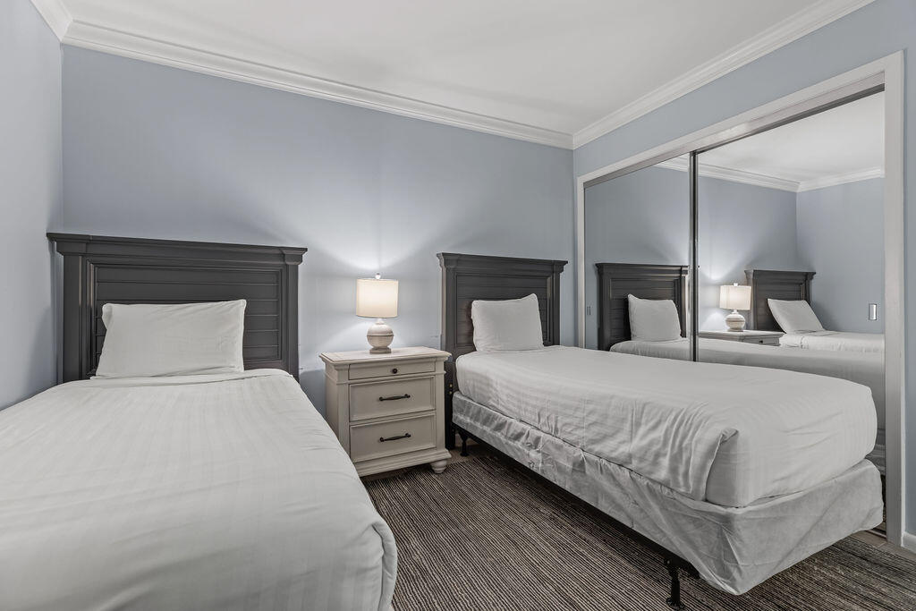 HOLIDAY SURF & RACQUET CLUB - Residential
