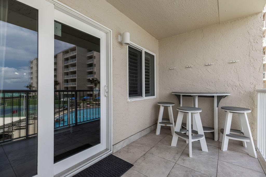HOLIDAY SURF & RACQUET CLUB - Residential