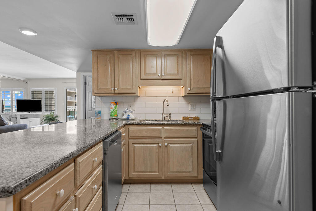 HOLIDAY SURF & RACQUET CLUB - Residential