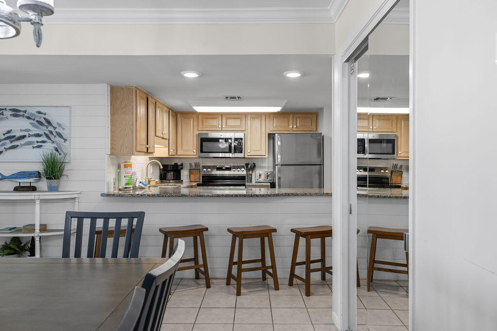 HOLIDAY SURF & RACQUET CLUB - Residential