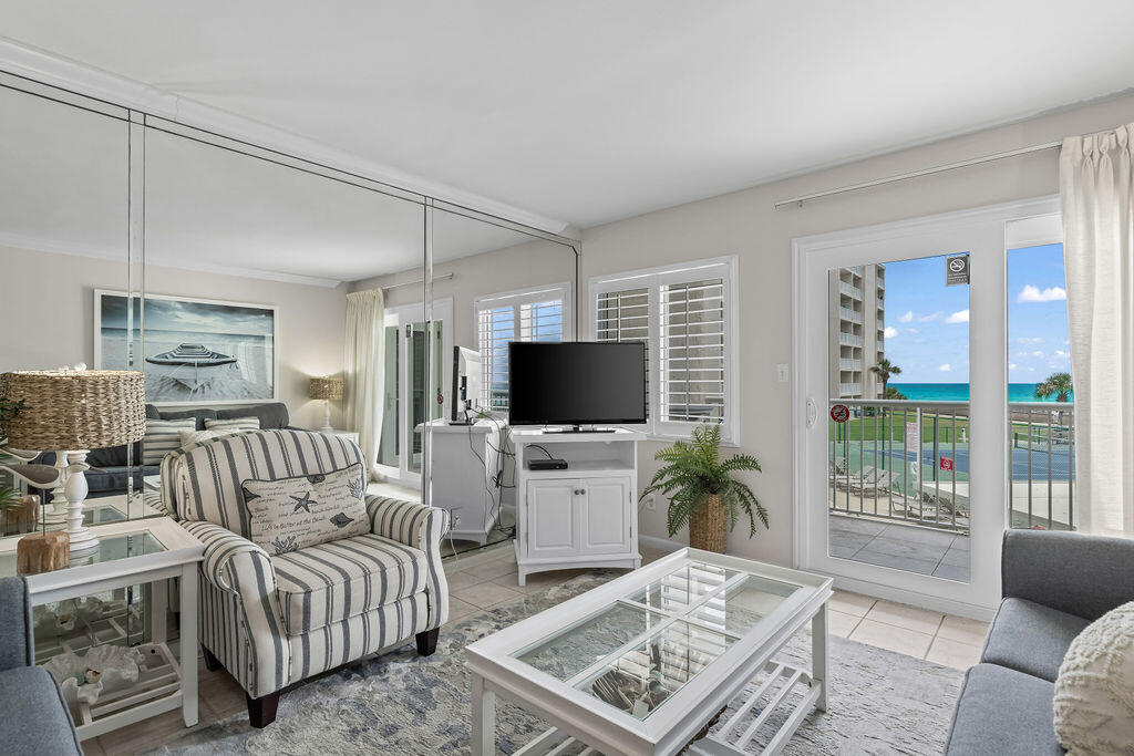 HOLIDAY SURF & RACQUET CLUB - Residential