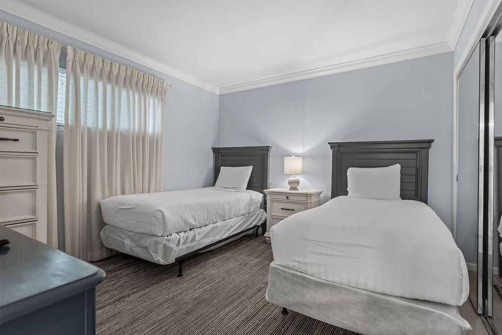 HOLIDAY SURF & RACQUET CLUB - Residential