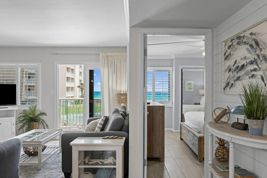 HOLIDAY SURF & RACQUET CLUB - Residential