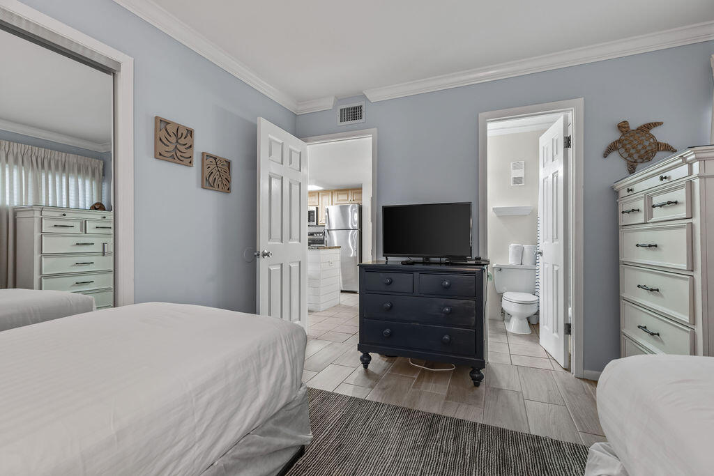 HOLIDAY SURF & RACQUET CLUB - Residential