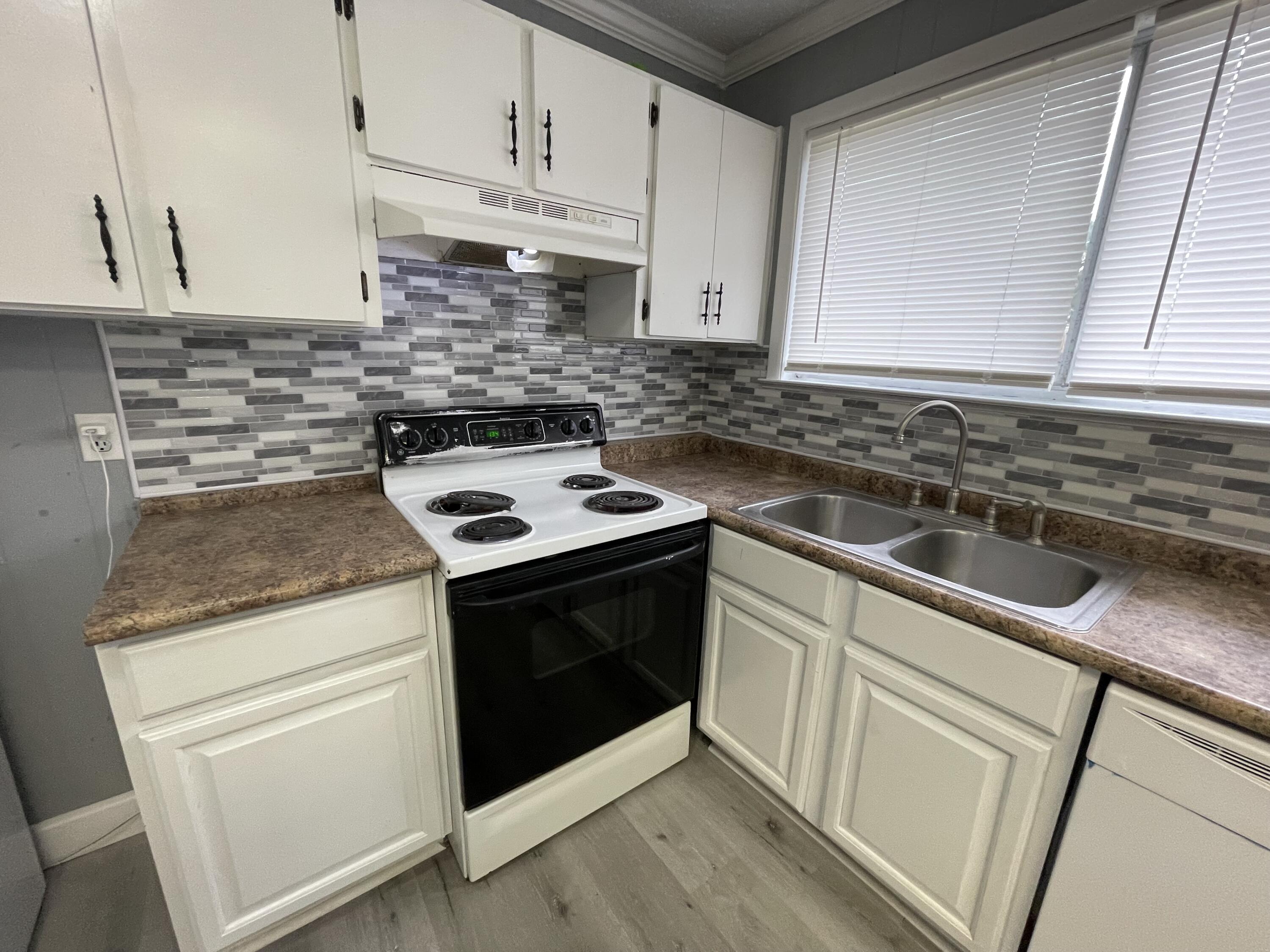 PALM ESTATES UNIT 3 - Residential Lease