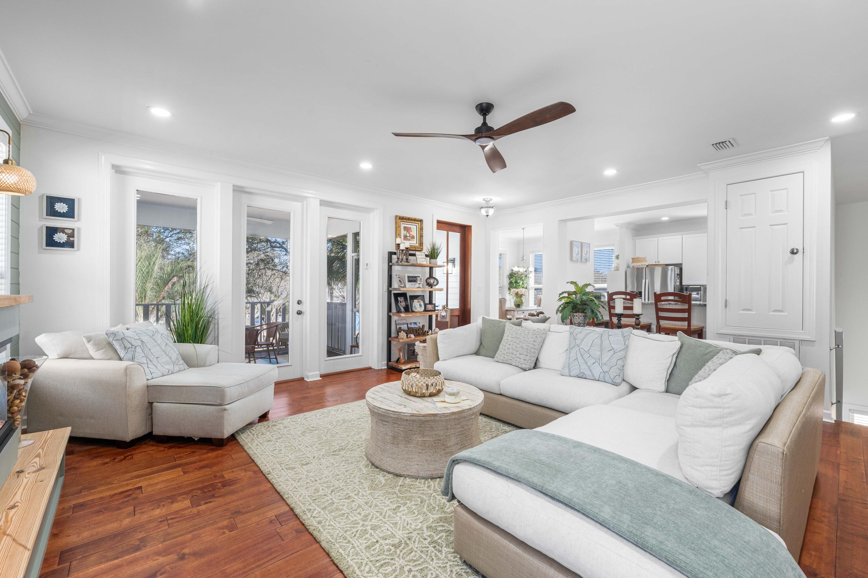 CRYSTAL LAKE - Residential