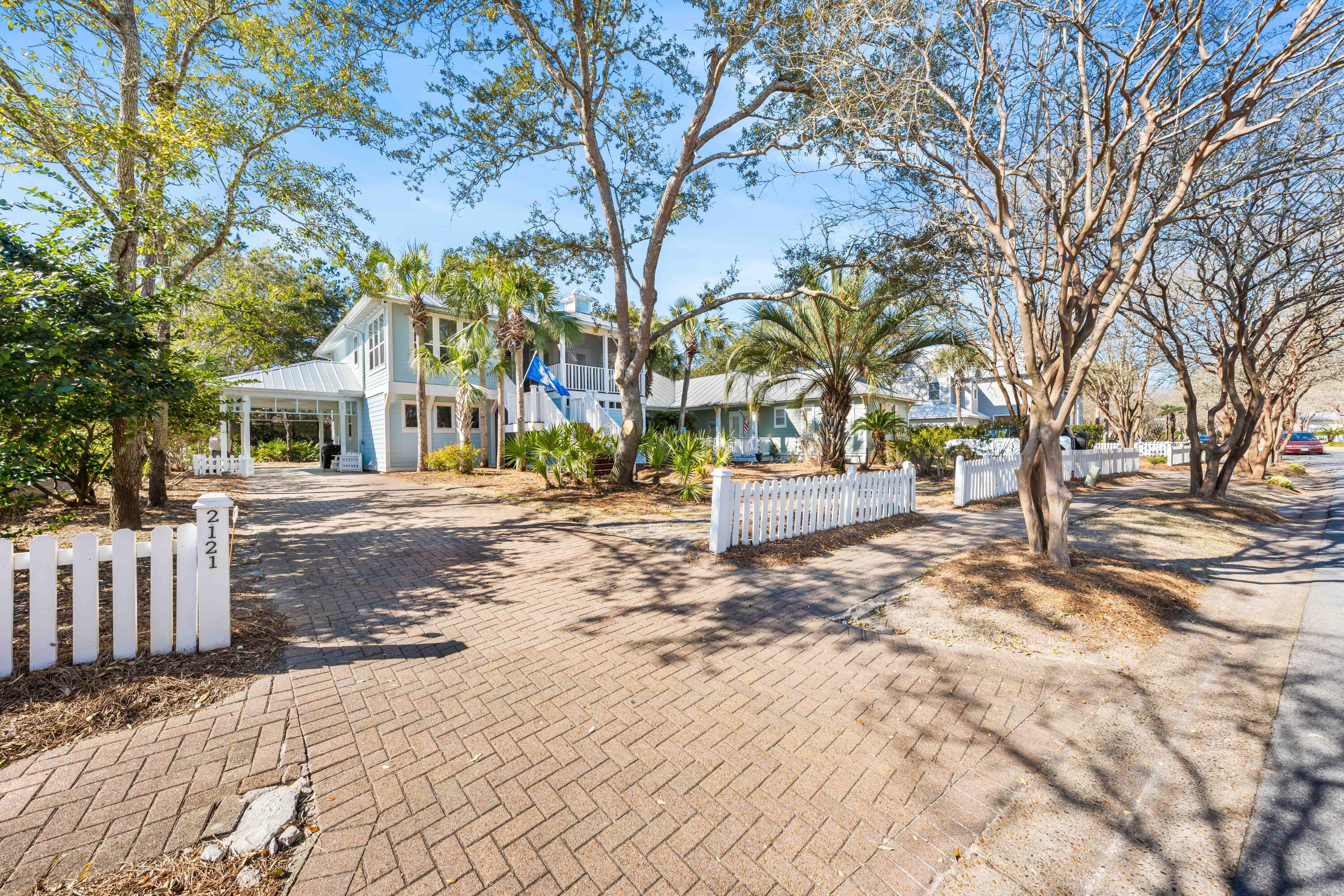 CRYSTAL LAKE - Residential