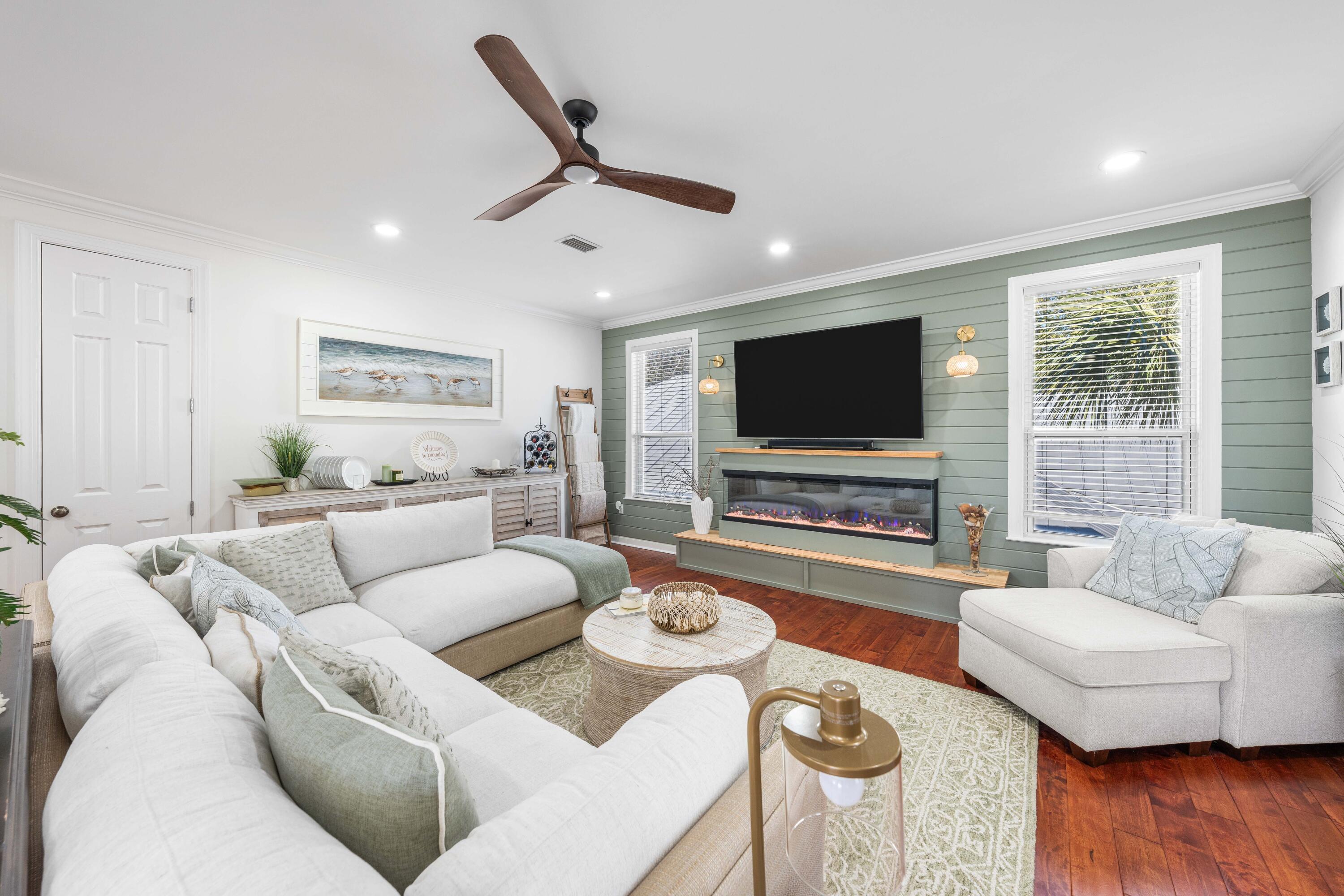 CRYSTAL LAKE - Residential