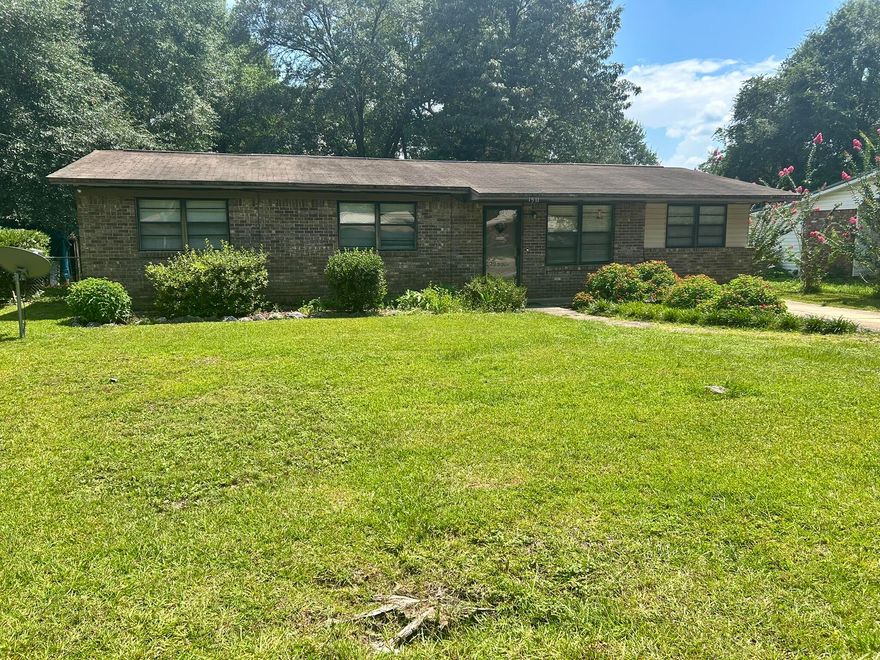 NICE BRICK HOME WITH IN GROUND POOL. FENCED BACK YARD AND SCREENED PORCH. MONTHLY RENTAL PRICE INCLUDES YEARLY POOL SERVICE.