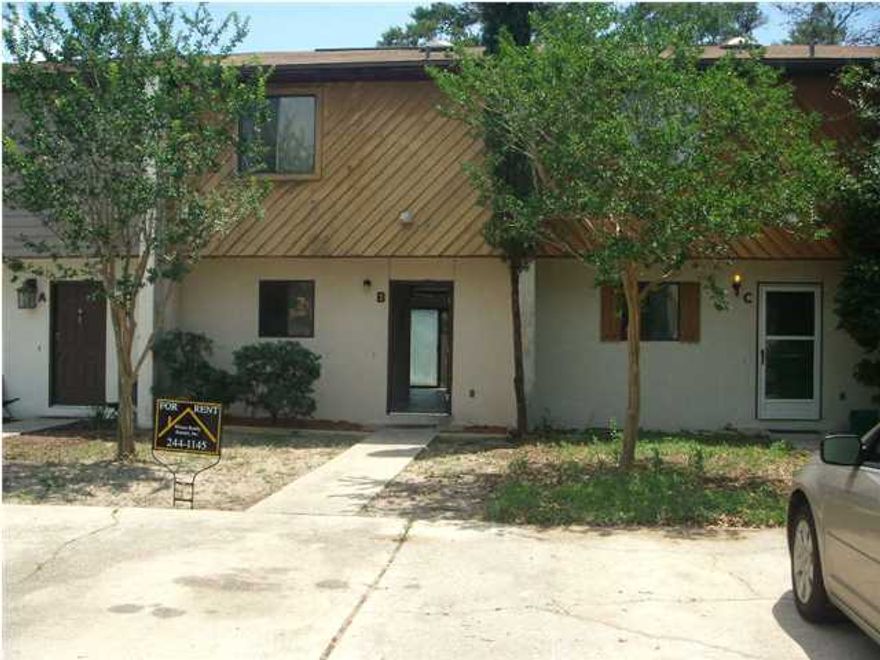 CONVENIENT LOCATION. INTERIOR UNIT.
2 BEDROOMS AND FULL BATH UPSTAIRS.
KITCHEN & LIVING AREA + HALF BATH ARE DOWNSTAIRS.
SLIDING GLASS DOOR OVERLOOKS PRIVACY FENCED BACK YARD.
SECURITY DEPOSIT INCLUDES NONREFUNDABLE FLOOR CLEANING FEE AND PEST CONTROL FEE.
CREDIT CHECK FEE IS $35 PER PERSON.
SMALL PET MAY BE APPROVED WITH PYMT OF ADDITIONAL PET FEE AND TENANT PROVIDED LIABILITY INSURANCE FOR PET.