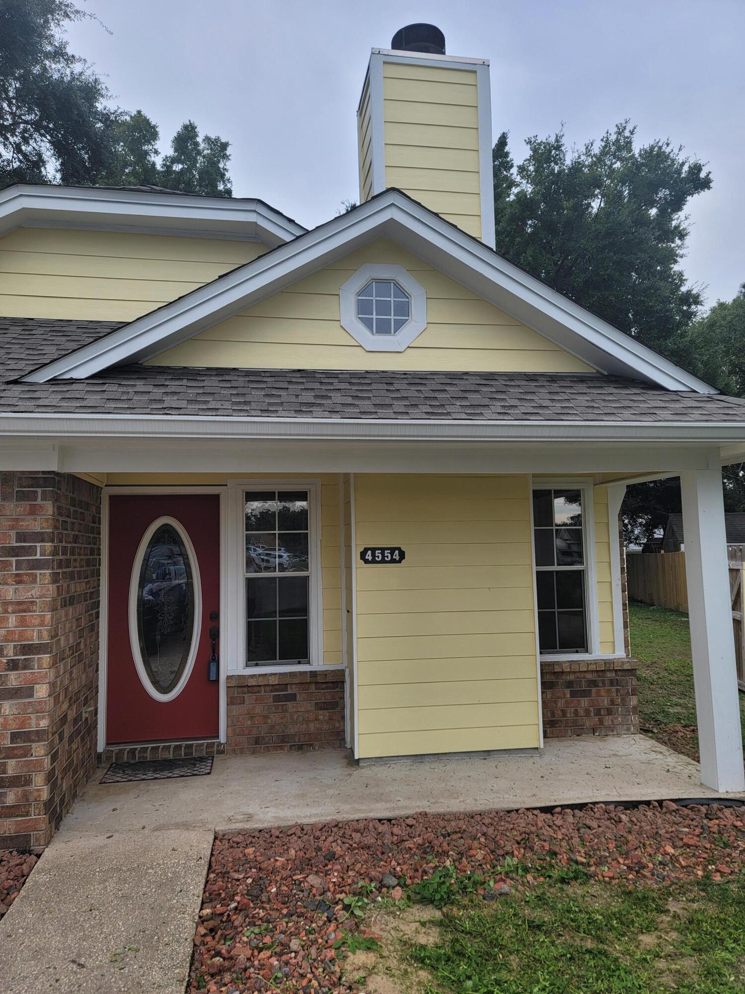 Cottage house - Wonderful 3/2 house in established neighborhood, nice, fenced backyard, open dining room with sliding door leading to the backyard, living room with wood burning fireplace, kitchen with lots of cabinet space. 1 car garage. Brand new carpet throughout. New HVAC. New refrigerator. Roof 4 years old. Colleges and Universities Pensacola State College Drive: 8 min 3.3 mi The University of West Florida Drive: 13 min 5.7 mi Pensacola State, Warrington Drive: 25 min 12.1 mi Pensacola State Coll., Milton Drive: 20 min 12.2 mi Around a 30 minute drive to the military bases in the area.