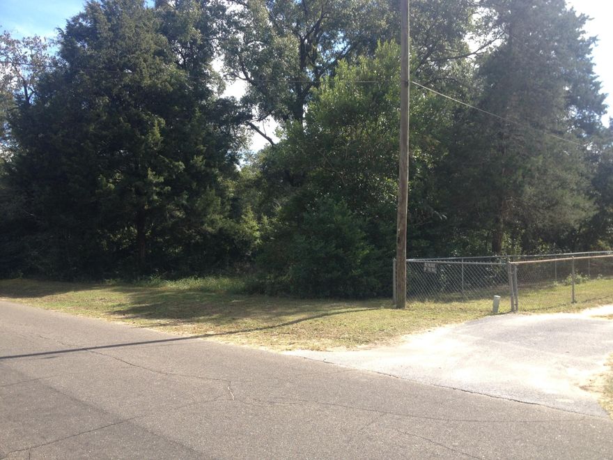 Great opportunity!! FIVE flat, dry 25x150 contiguous lots on the corner of Williams and Crossland (both paved roads). These lots feature several beautiful, majestic oak trees. At one time there was a house there and it has been demolished, so utilities are already available. Great Buildable lots! Call today!