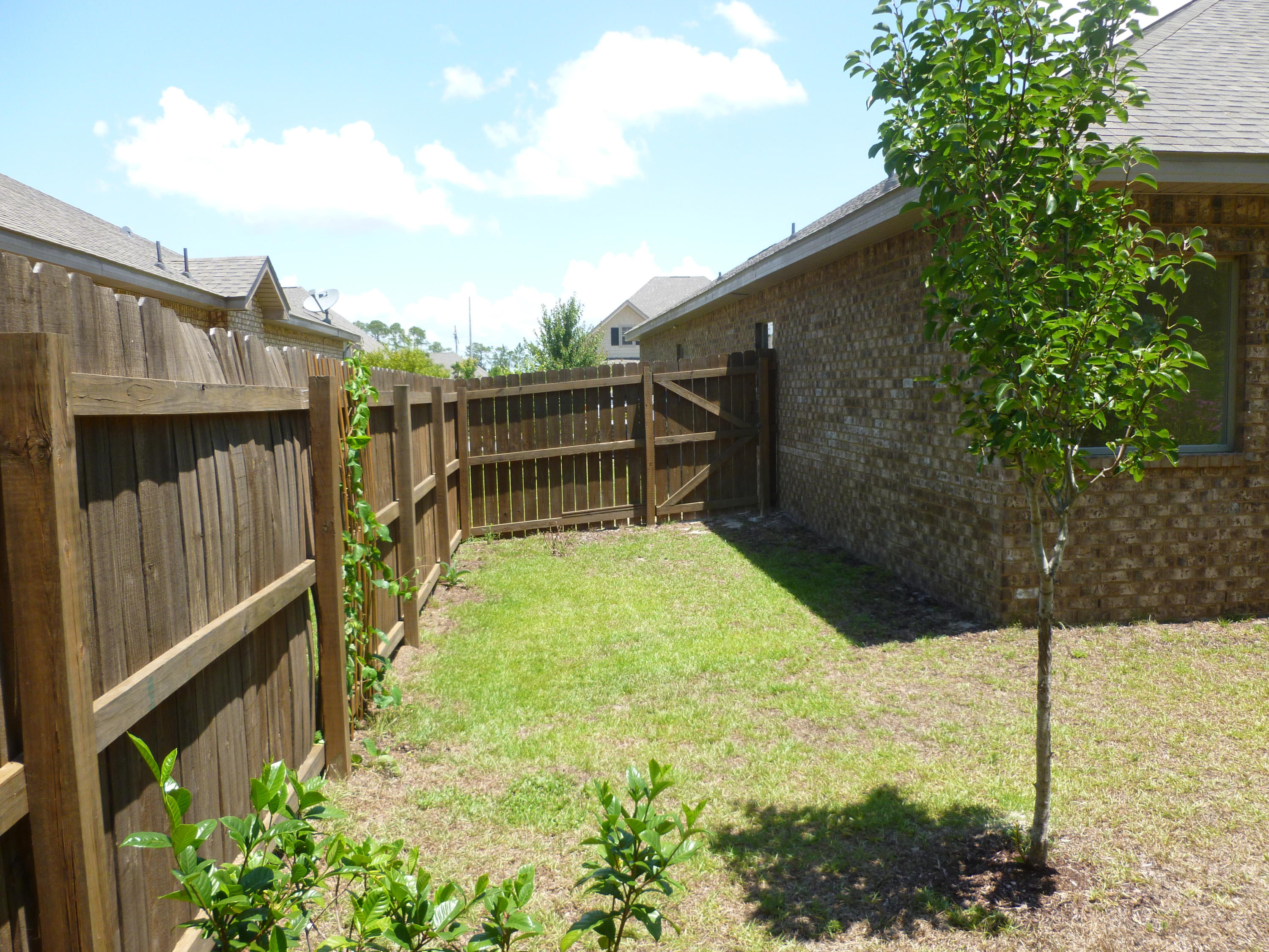 WHISPERING LAKE - Residential