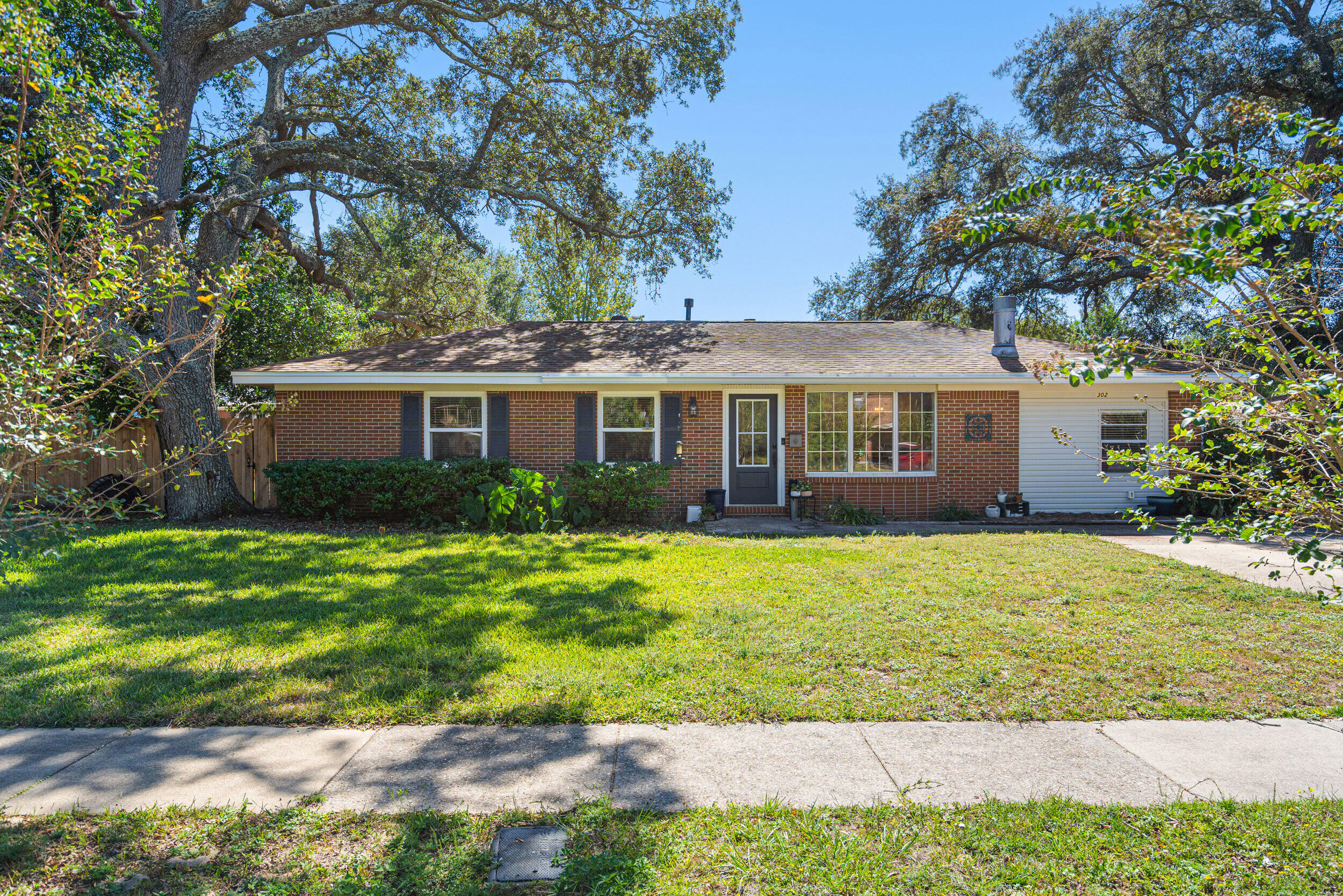 CAROL ANNE MANOR - Residential