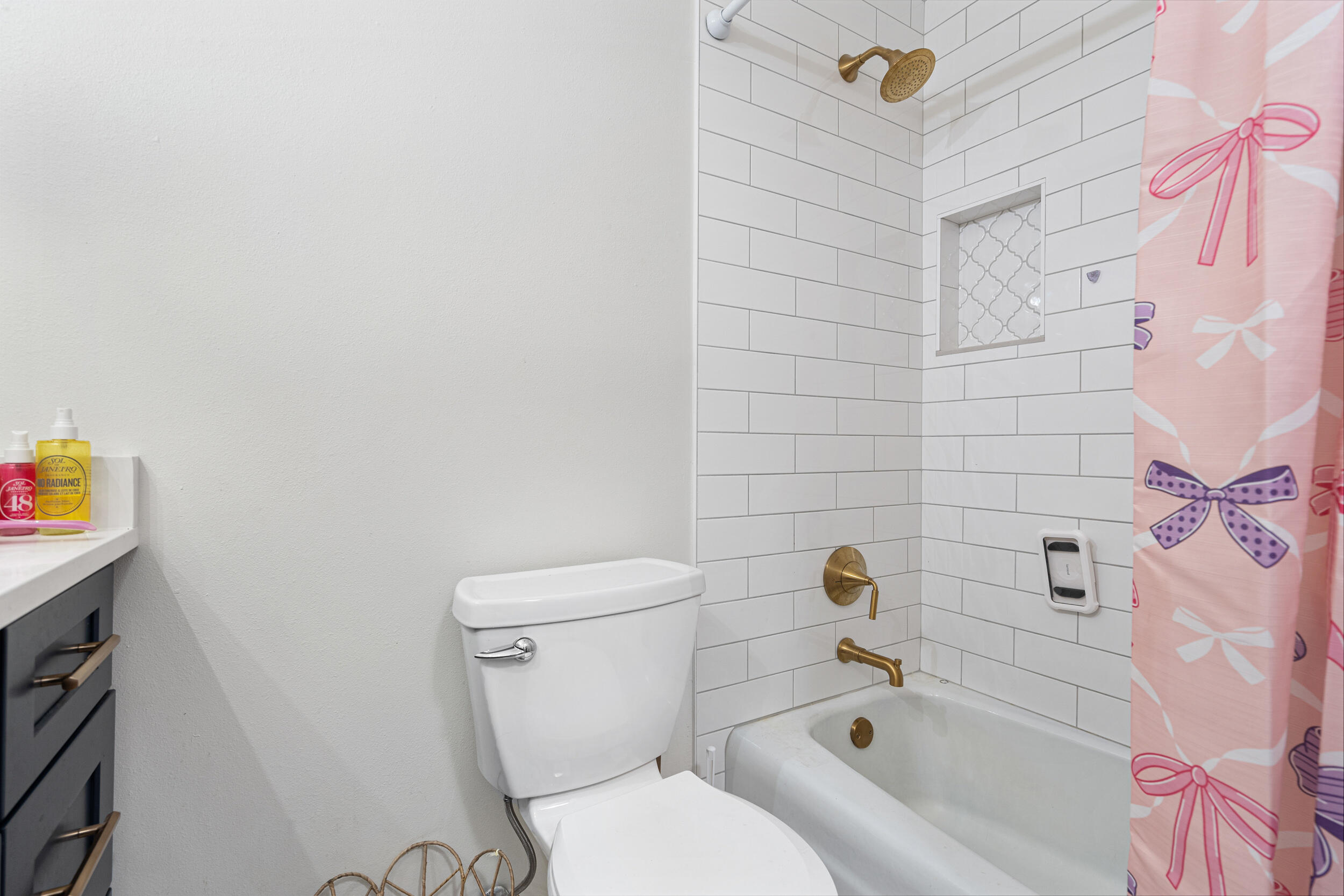 CAROL ANNE MANOR - Residential