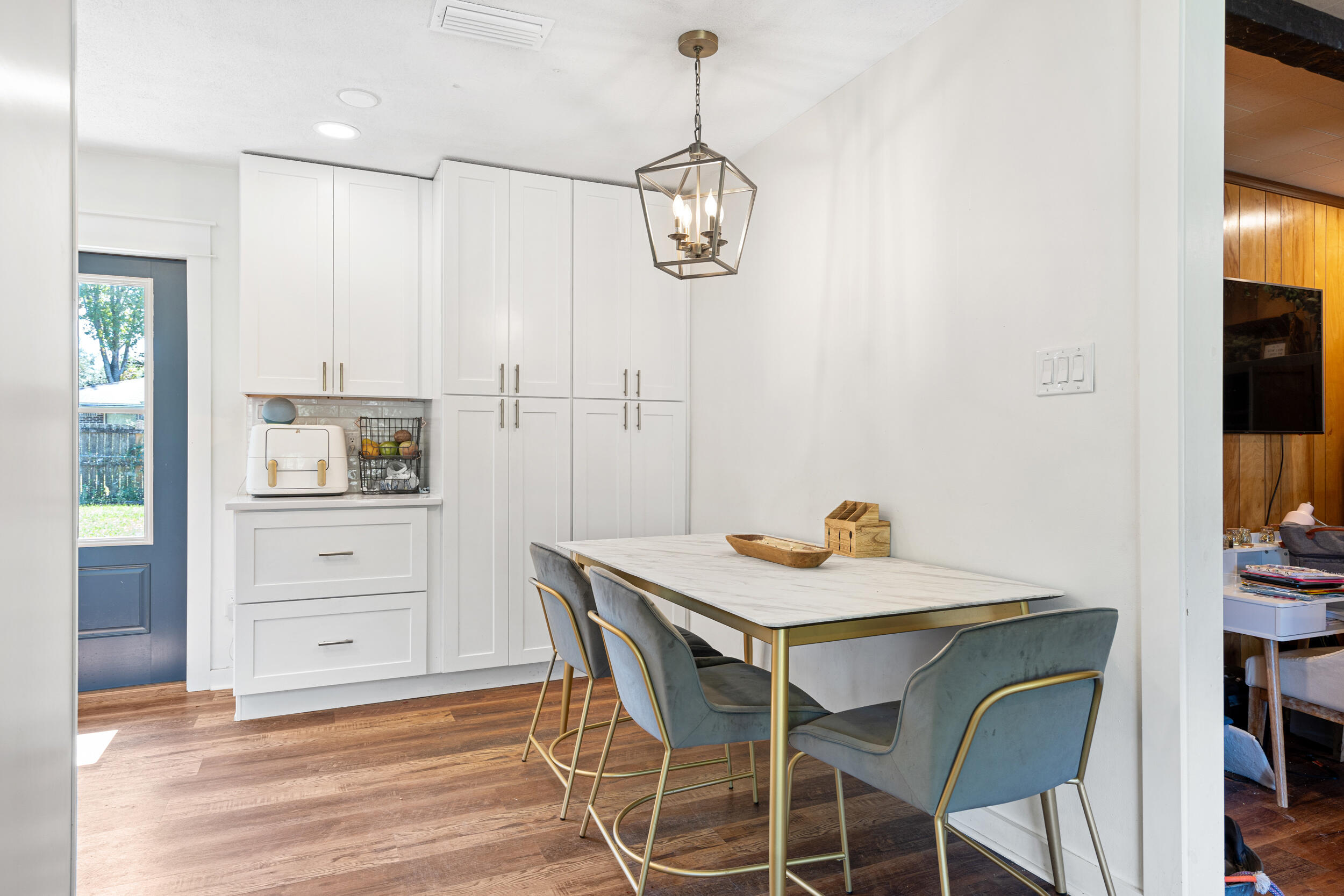 CAROL ANNE MANOR - Residential