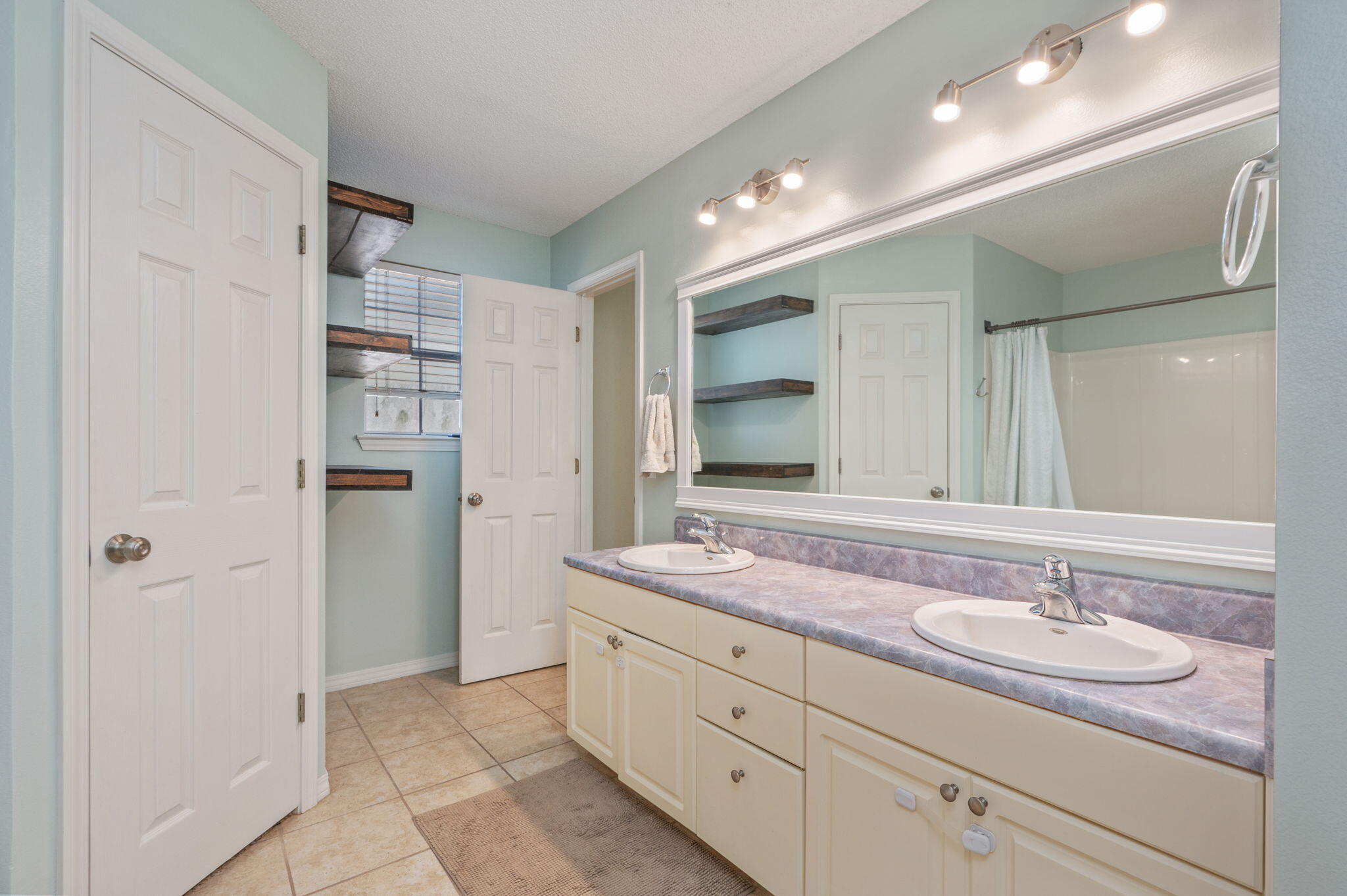 COUNTRY BREEZE ESTATES - Residential Lease